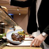 Doanh nghiệp Nhật “dụ dỗ” nhân viên bằng bò bít tết